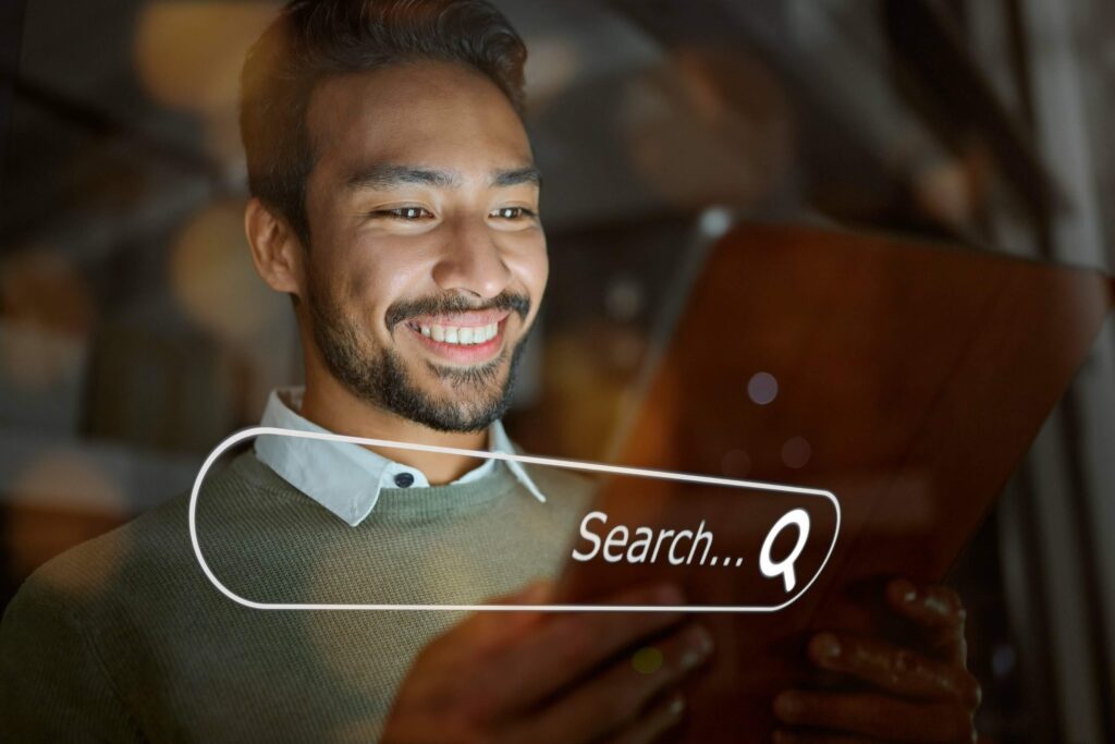 Marketing digital con superposición, hombre en red, búsqueda de contenido, internet, sitio web online, oficina nocturna, tablet, trabajador feliz con sonrisa investigando información SEO, datos tecnológicos e IoT