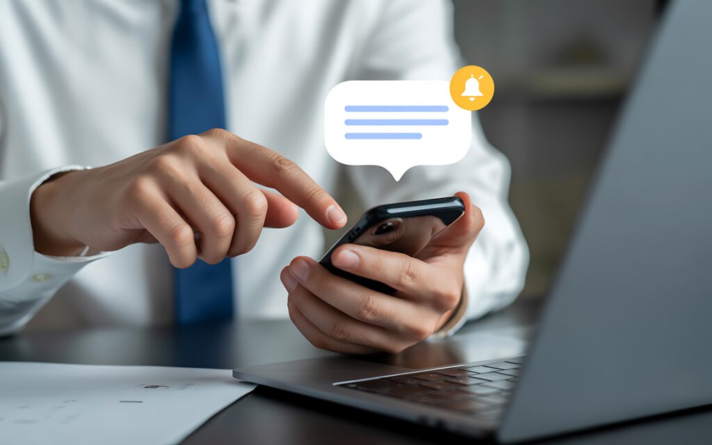 Profesional revisando notificaciones y mensajes en el smartphone